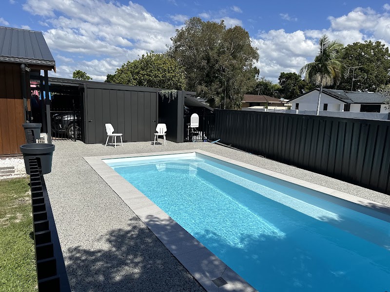 Built Right Pools pool builder work in Mermaid Waters