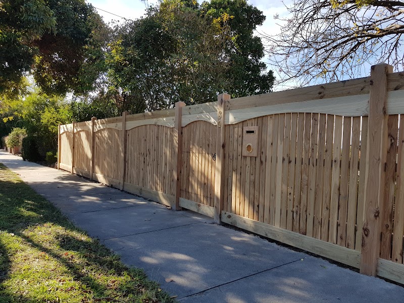 Gold Coast Fencing and Gates fencing work in Labrador